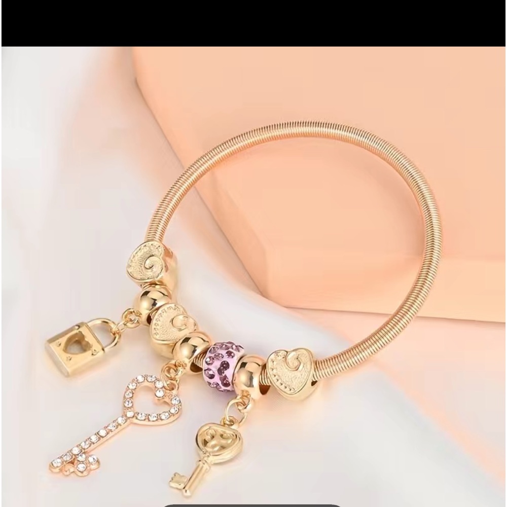 Bangle golden key lock pendant bracelet with rhinestone crystals - Picture 1 of 2